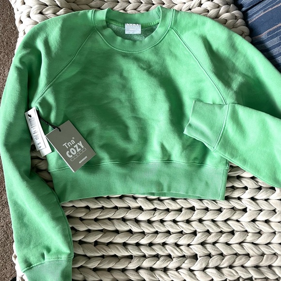 NWT aritzia Kiwano Green crop crew - Picture 3 of 7